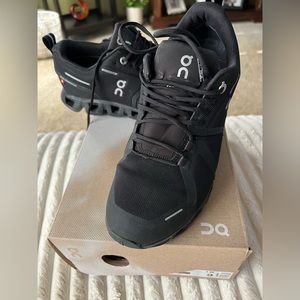 On Cloud 5 waterproof running shoe like new, worn 1 time with box!